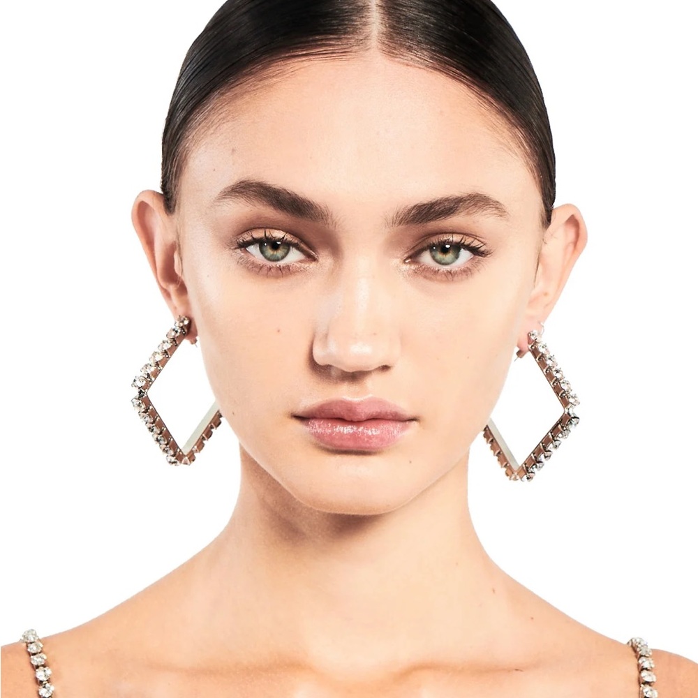 AREA MEDIUM CLASSIC SQUARE HOOPS 2", CLEAR/SILVER COLOR WITH POST BACK CLOSURE